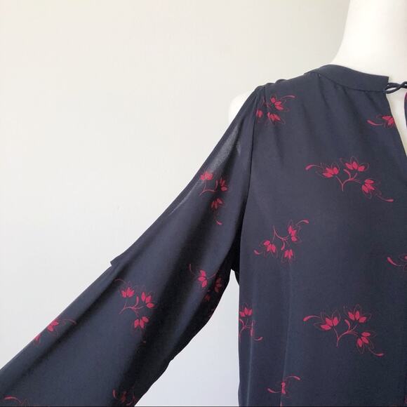 Loft Tie Neck Cold Shoulder Floral Top Size Medium - Picture 3 of 8
